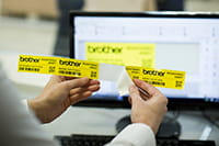 Avanceret kniv der sørger for let-aftagelige labels