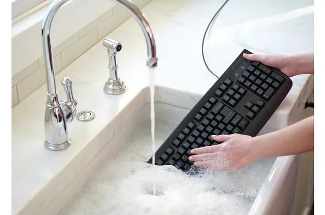 Kensington Pro Fit Washable - Tastatur - USB - Pan-Nordic - Sort