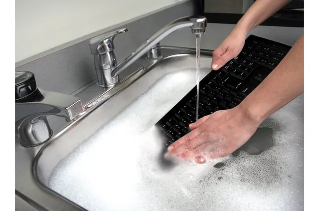 Kensington Pro Fit Washable - Tastatur - USB - Pan-Nordic - Sort